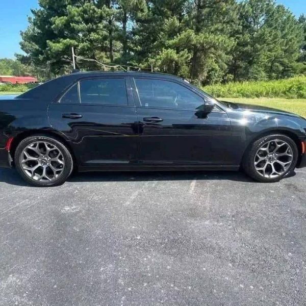 2015 Chrysler 300 S - Image 5