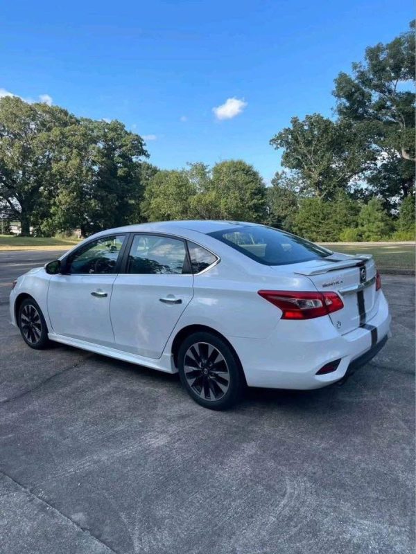 2016 Nissan Sentra  SR sedan 4D - Image 3