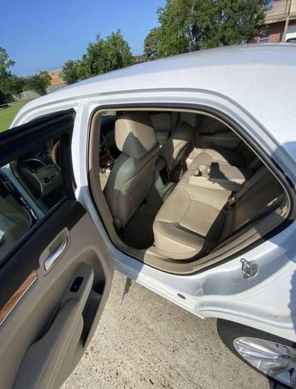 2014 Chrysler 300C Base - Image 6