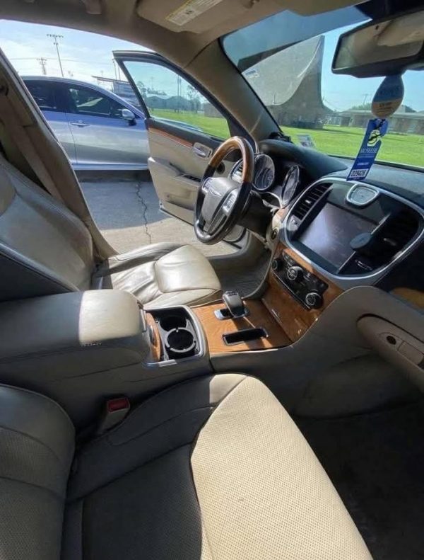 2014 Chrysler 300C Base - Image 5