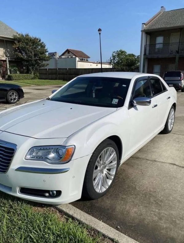 2014 Chrysler 300C Base - Image 9