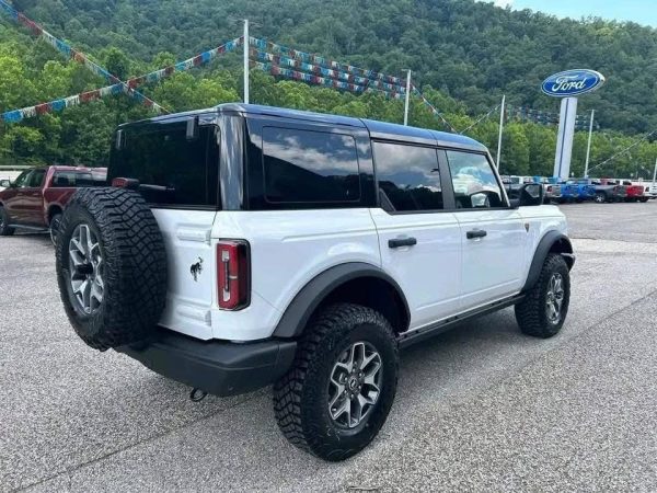 2025 Ford Bronco Badlands - Image 8