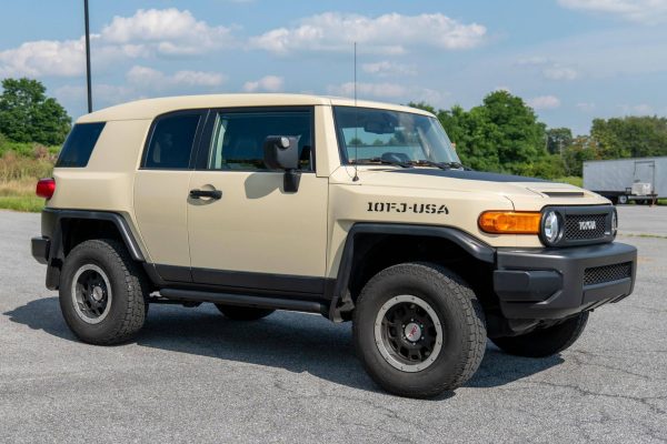 2010 Toyota FJ Cruiser Trail Teams Special Edition - Image 2